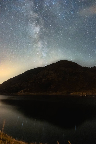Noční krajina s Mléčnou dráhou nad horou a jezerem - Fotografie, Obrázek