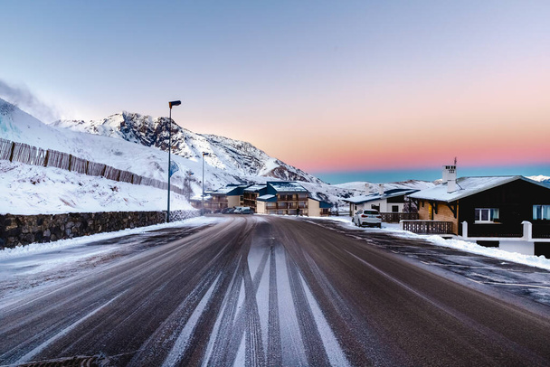 Saint Lary Soulan, Francia - 26 de diciembre de 2020: chalet de montaña en una estación de esquí nevado en una noche de invierno durante la temporada de vacaciones - Foto, Imagen