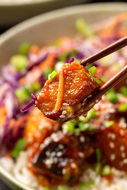 Veganské smažené tempeh s rýží a zeleninou. Asijské zdravé jídlo - Fotografie, Obrázek