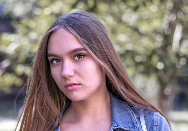 χαριτωμένο νεαρό κορίτσι 16 ετών με μακριά καστανά μαλλιά και καστανά μάτια, κοντινό πλάνο πορτρέτο - Φωτογραφία, εικόνα