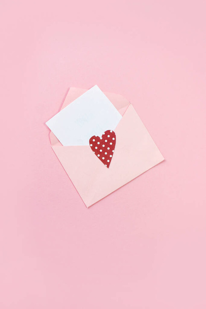 Valentine's day background. open envelope with blank note. Moke up. Flat lay - Foto, Imagen