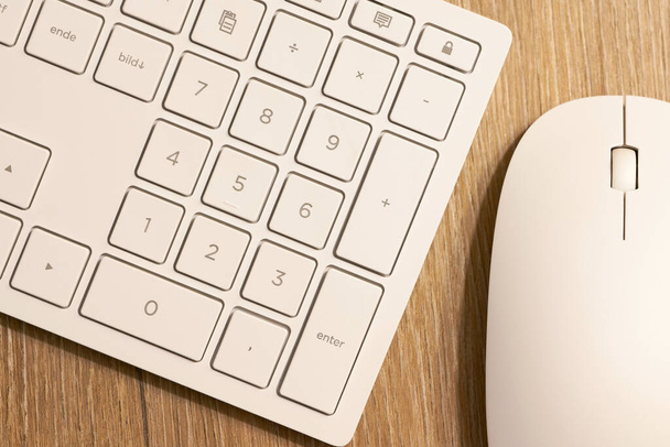  Tastiera da un computer e un mouse su una scrivania in ufficio                               - Foto, immagini