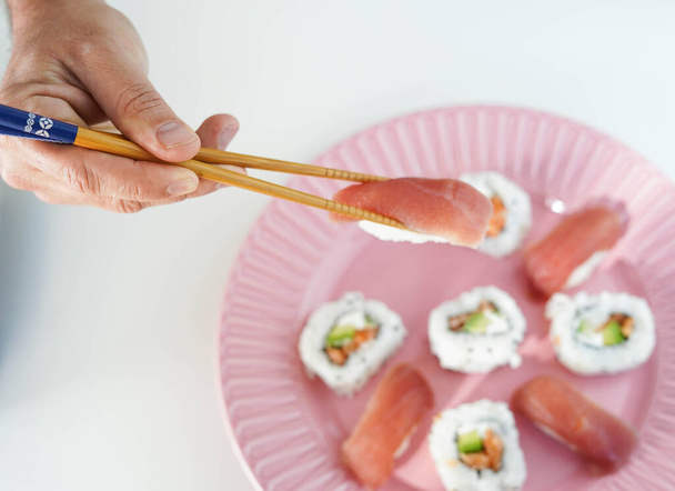 Placa con surtidos trozos de sushi. - Foto, Imagen