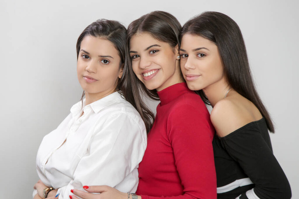 Trois belles femmes caucasiennes heureuses, plan studio - Photo, image