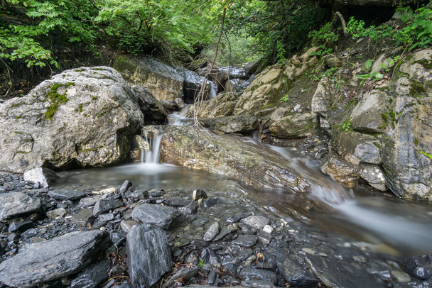 岩とフランスのアルプスの素晴らしい澄んだ水の小川 - 写真・画像