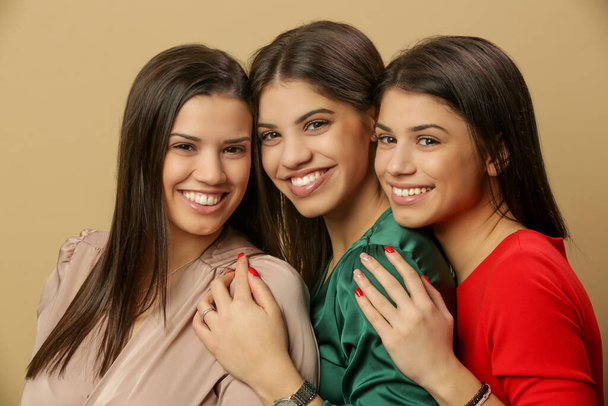 Tres hermosas mujeres caucásicas felices, Studio shot - Foto, Imagen