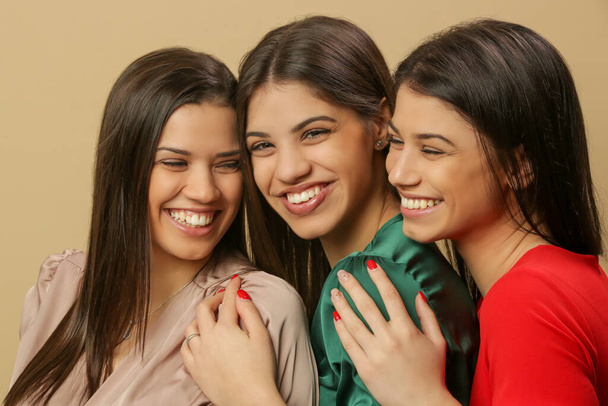 Tres hermosas mujeres caucásicas felices, Studio shot - Foto, imagen