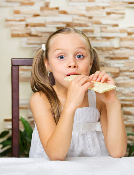 Little girl eating an chocolate - Foto, immagini
