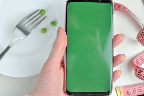 緑の画面と新鮮な野菜のコピースペースを持つスマートフォン。高品質の写真 - 写真・画像