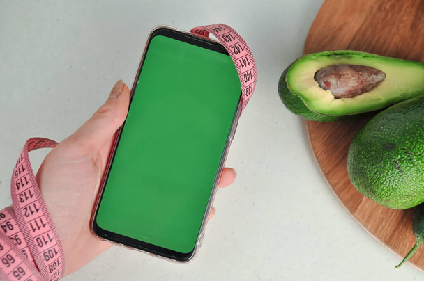Smartphone con pantalla verde y verduras frescas copia espacio. Foto de alta calidad - Foto, imagen