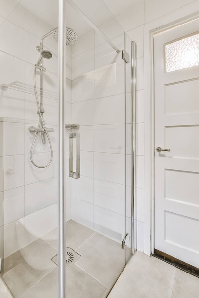 Сучасна душова кабінка
 - Фото, зображення