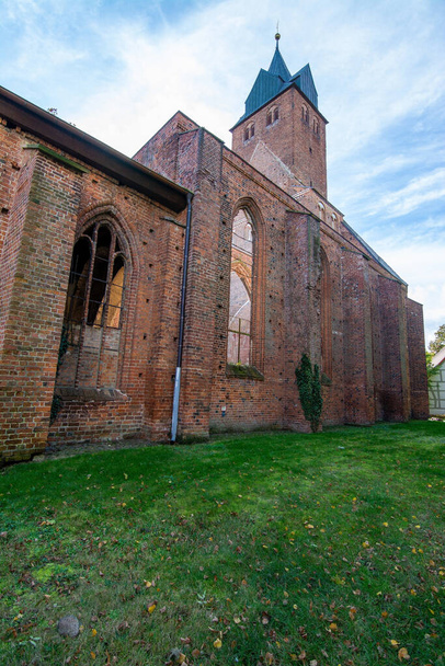 La iglesia Nicolai fue construida a partir de 1200. La iglesia ha sido destruida por un ataque aéreo estadounidense el 15 de marzo de 1945.. - Foto, Imagen