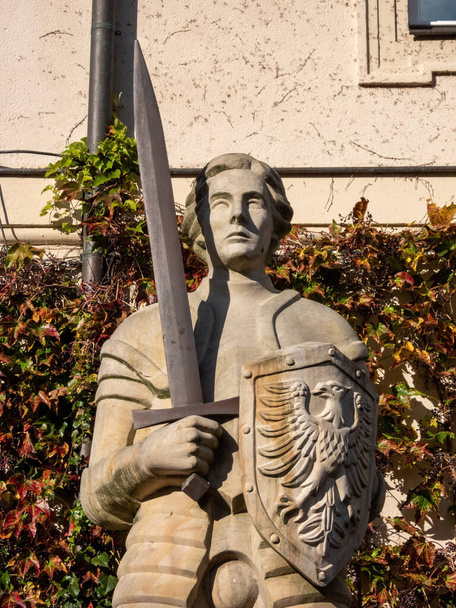 Il Roland di Gardelegen è uno spettacolo nella città di Hanse Gardelegen. È una statua di un cavaliere con la spada. - Foto, immagini
