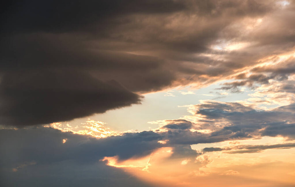 Krajobraz ciemnych chmur tworzących się na burzliwym niebie podczas burzy - Zdjęcie, obraz