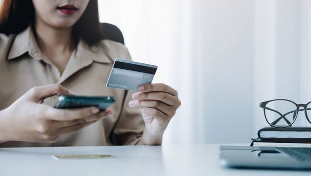 Verkkomaksu, naisen kädet pitämällä älypuhelin ja käyttämällä luottokorttia verkkokaupoissa. Cyber maanantai Concep - Valokuva, kuva
