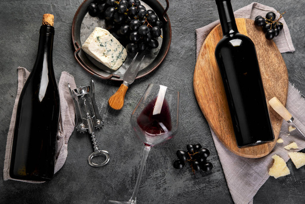 Red wine assortment with appetizers on gray background. Traditional alcohol drinks. Top view, flat lay - Foto, Bild