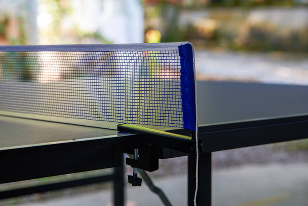 Primer plano parcial de la red de una mesa de ping pong - Foto, Imagen