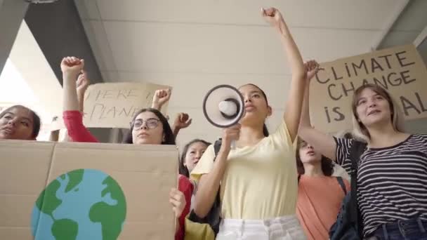 Multi-ethnic group of teenagers at a protest march, carrying signs with environmental and conservation slogans. Ecological awareness protest by students. - Filmati, video