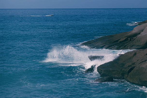 The waves of the Atlantic Ocean crash on rocks with splashes in Tenerife - Foto, Imagen