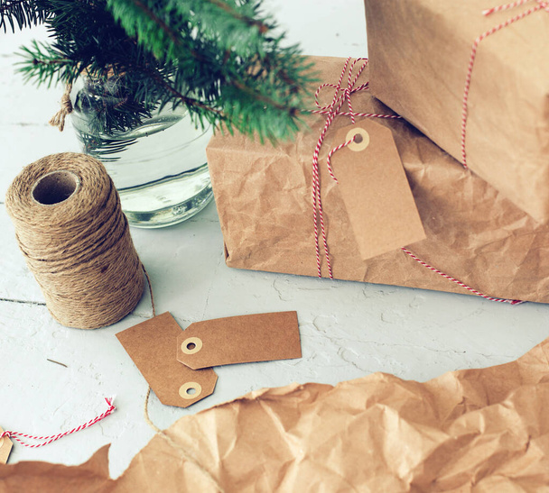 Різдвяні подарунки, загорнуті в ремісничий папір на підлозі
 - Фото, зображення