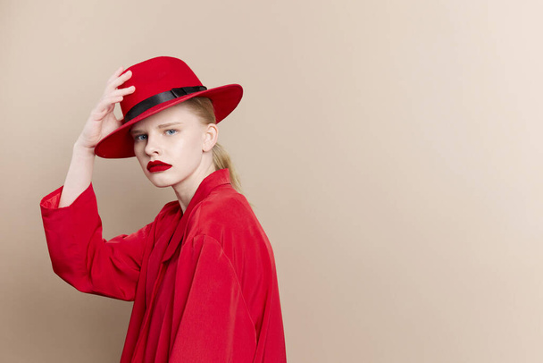 modna kobieta czerwone usta moda kurtka kosmetyki styl życia pozowanie - Zdjęcie, obraz