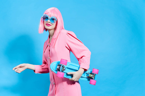 pretty woman fashion blue glasses skateboard Lifestyle posing - Foto, imagen