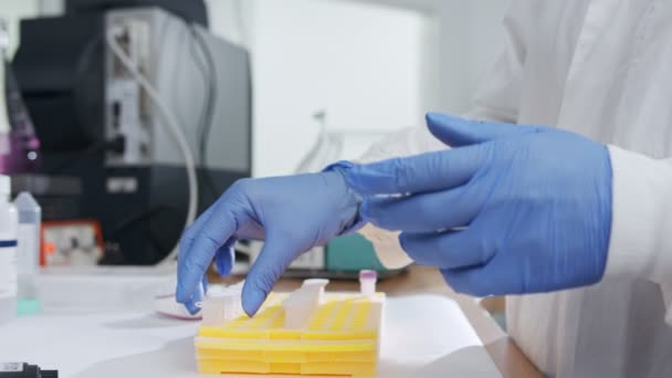 凍ったサンプルを調べる科学者は研究室の中で凍える - 映像、動画