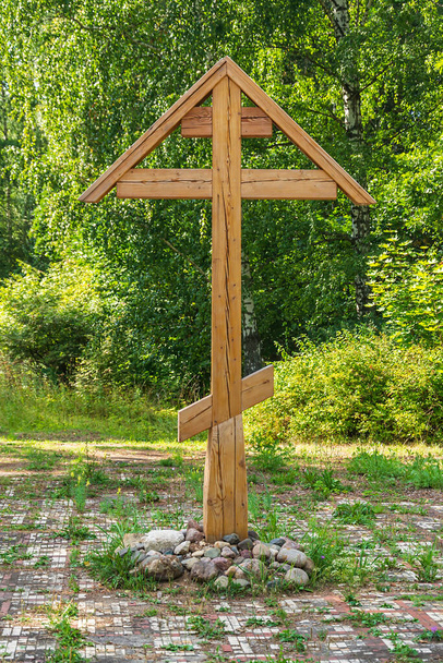 krzyż kultu na miejscu kazańskiego kościoła w Ples - Zdjęcie, obraz