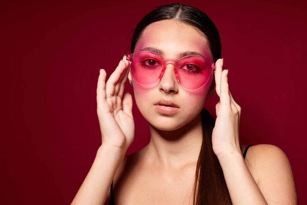 Belleza moda femenina maquillaje brillante posando emociones de moda gafas de moda rosa fondo inalterado - Foto, imagen
