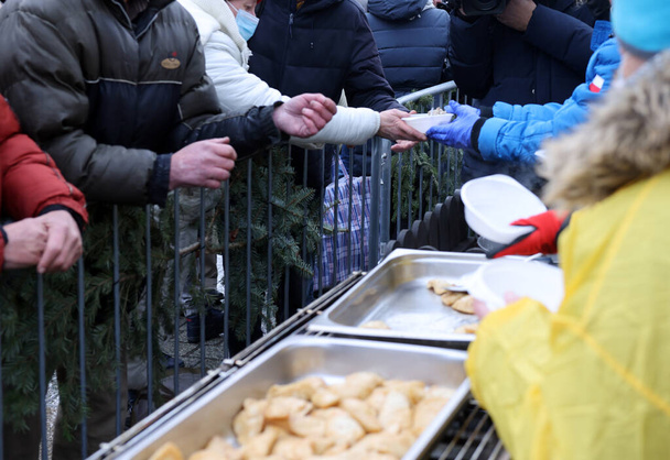 Warmes Essen für Arme und Obdachlose - Foto, Bild