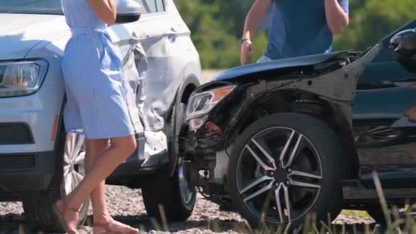 Donna arrabbiata e conducenti uomo di veicoli pesantemente danneggiati chiamare il servizio di assicurazione per aiuto in incidente stradale. Concetto sicurezza stradale - Filmati, video