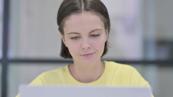Close Up of Woman Working on Laptop - Foto, afbeelding