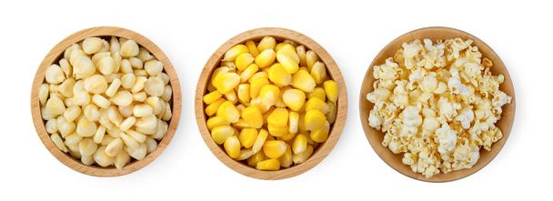 maïszaden, popcorn in houten kom geïsoleerd op witte achtergrond. bovenaanzicht - Foto, afbeelding