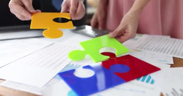 Team of business people add up multicolored puzzles - Πλάνα, βίντεο