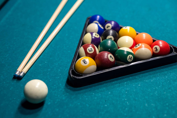 Bolas de piscina de cores americanas na mesa de bilhar como posição inicial comumente usada. estilo de vida - Foto, Imagem