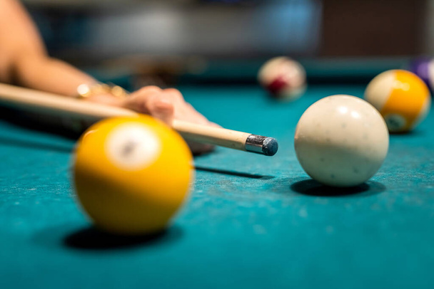 close up of female hand hold cue and preparing aiming to shoot to pool balls. game concept - Foto, afbeelding
