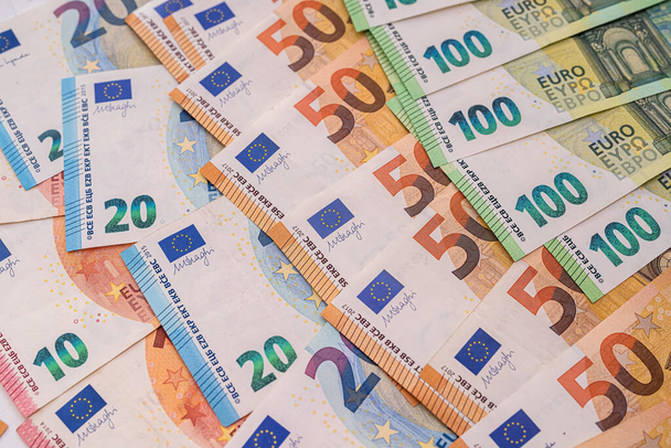 billets en euros colorés, vue de dessus. fond d'argent - Photo, image