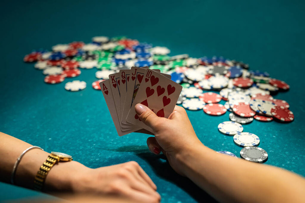 красива молода жінка в елегантній блакитній сукні грає в азартні ігри на зеленому столі казино. ідеальний шанс виграти
 - Фото, зображення