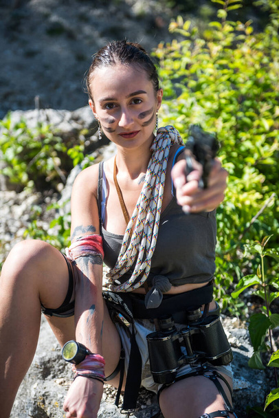 Sexy modelka nosí krátkou látku s pistolí v létě venku, armádní koncept - Fotografie, Obrázek
