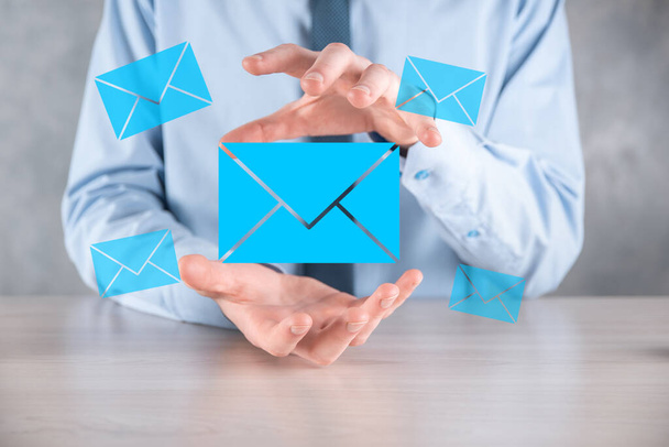 Obchodník ruka držící e-mailovou ikonu, Kontaktujte nás newsletter e-mailem a chránit své osobní údaje před spam mail. Zákaznický servis call centrum Kontaktujte nás koncept. - Fotografie, Obrázek