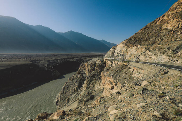 Nice View to the Dirty Water of Mountain River in Gilgit Baltistan Region, Pakistan - Foto, imagen