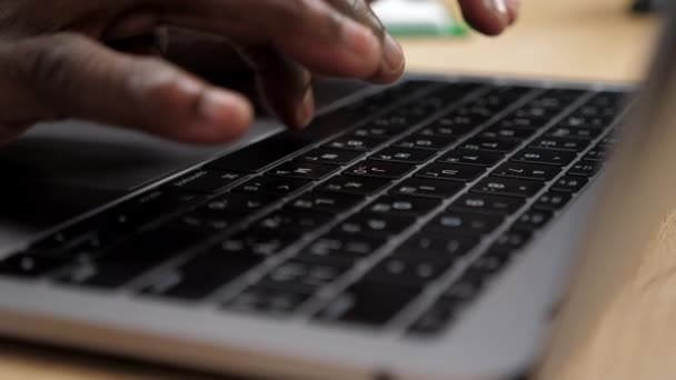 Zamknij Afroamerykańskie ręce wpisując tekst na laptopie klawiatury w biurze - Materiał filmowy, wideo