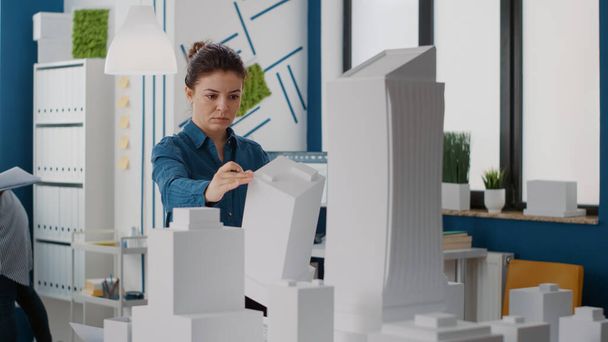 Portrét architekta při pohledu na model budovy a maquette pro plánování urbanistického projektu - Fotografie, Obrázek