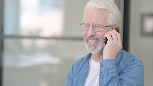 Happy Old Man Talking on Phone - Fotoğraf, Görsel