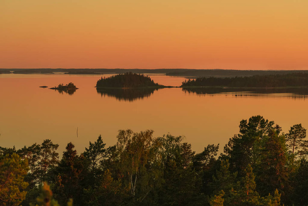 Temprano, amanecer de verano, sobre el mar. Naturaleza de Escandinavia. Islas en el mar. Finlandia. - Foto, Imagen