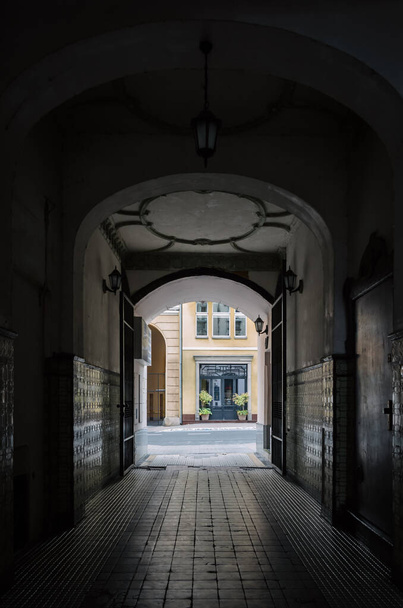 POZNAN - POLAND - 2021: The entrance gate to old classic tenement house - Foto, Imagen