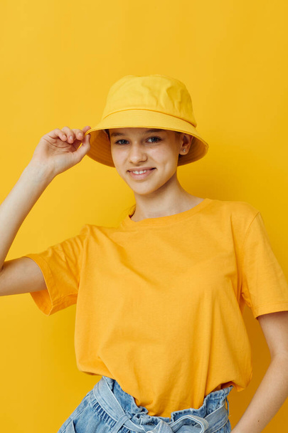 bella ragazza in una t-shirt gialla e cappello emozioni estate stile isolato sfondo - Foto, immagini
