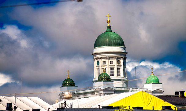 Helsinki Cathedral dome σε μια ηλιόλουστη μέρα, Φινλανδία - Φωτογραφία, εικόνα
