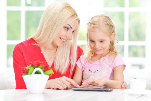 mother and daughter using tablet computer - Φωτογραφία, εικόνα