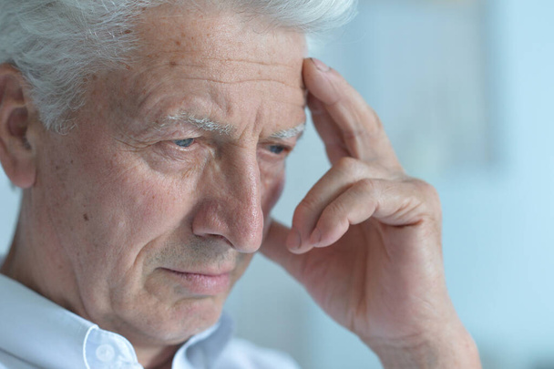 Portrait de triste homme âgé malade avec mal de tête  - Photo, image